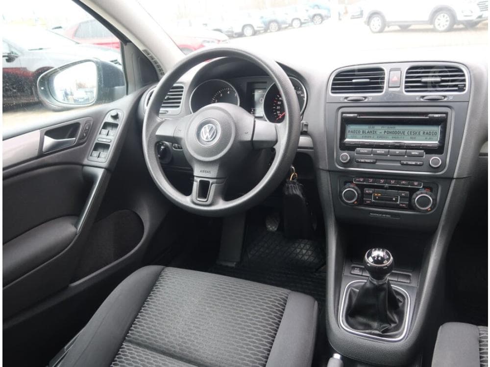 2010 Volkswagen Golf - 25