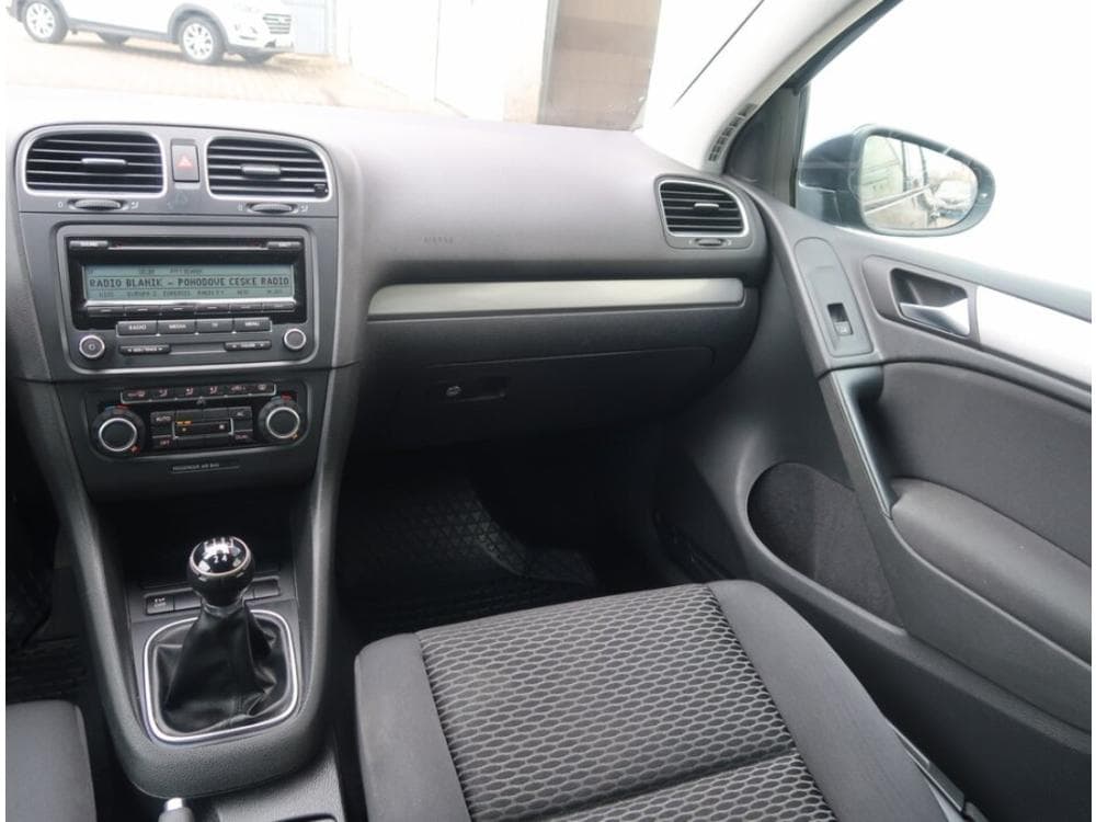 2010 Volkswagen Golf - 29