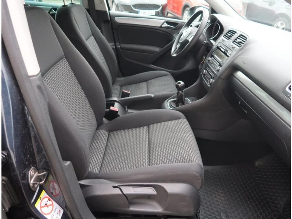 2010 Volkswagen Golf - 33