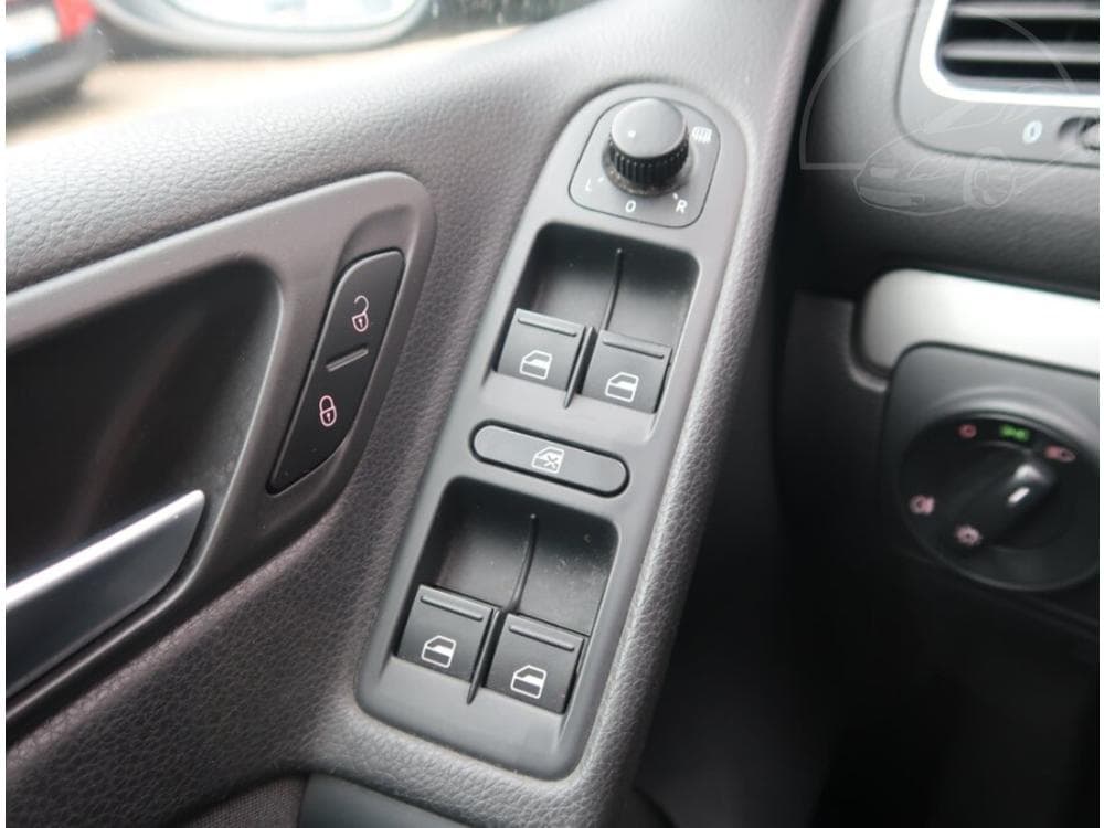 2010 Volkswagen Golf - 53