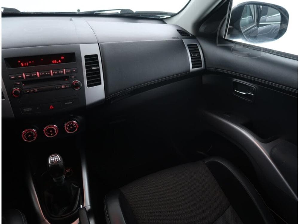 2012 Mitsubishi Outlander - 8