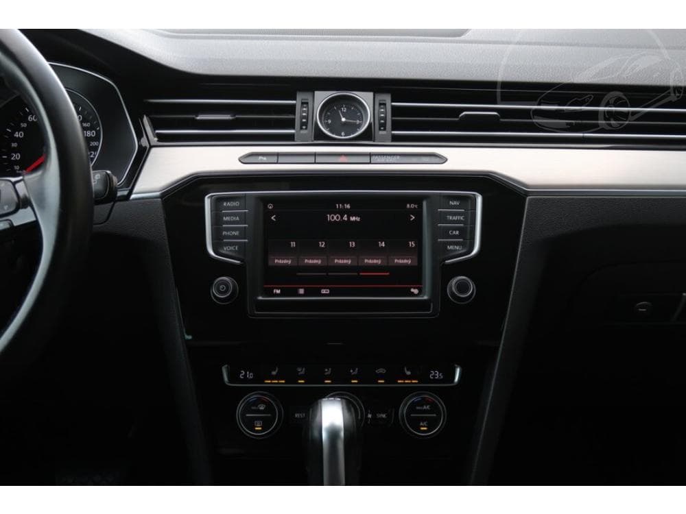2016 Volkswagen PASSAT - 34