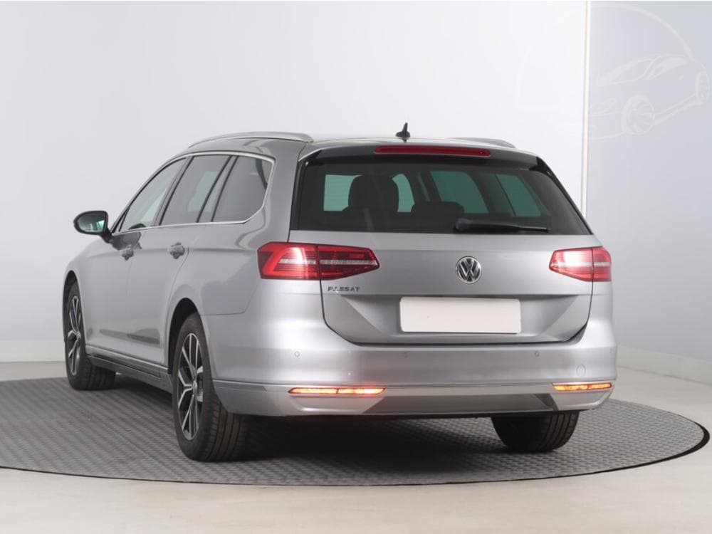 2019 Volkswagen Passat - 4