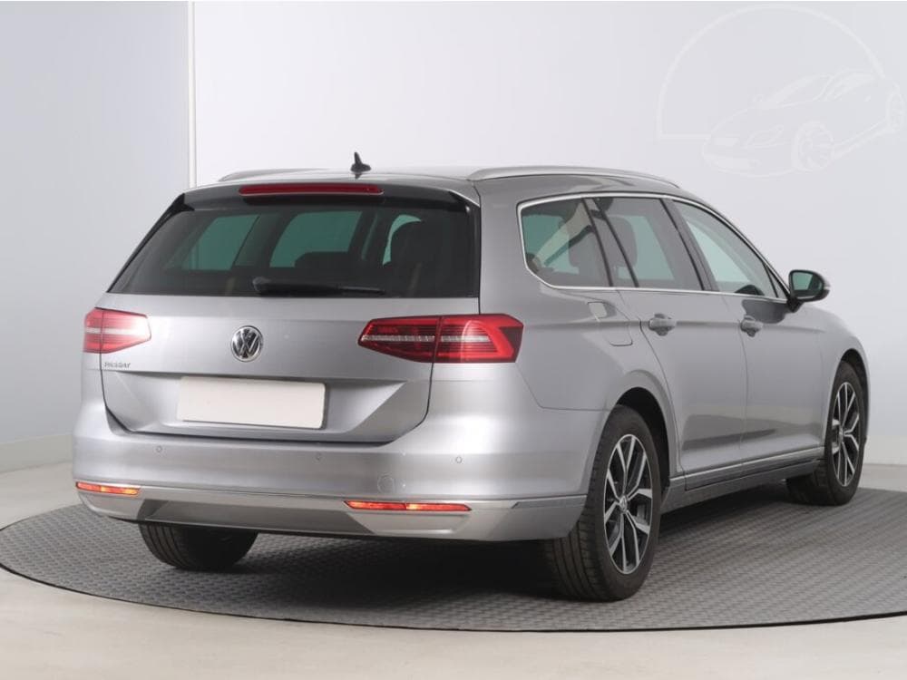 2019 Volkswagen Passat - 5