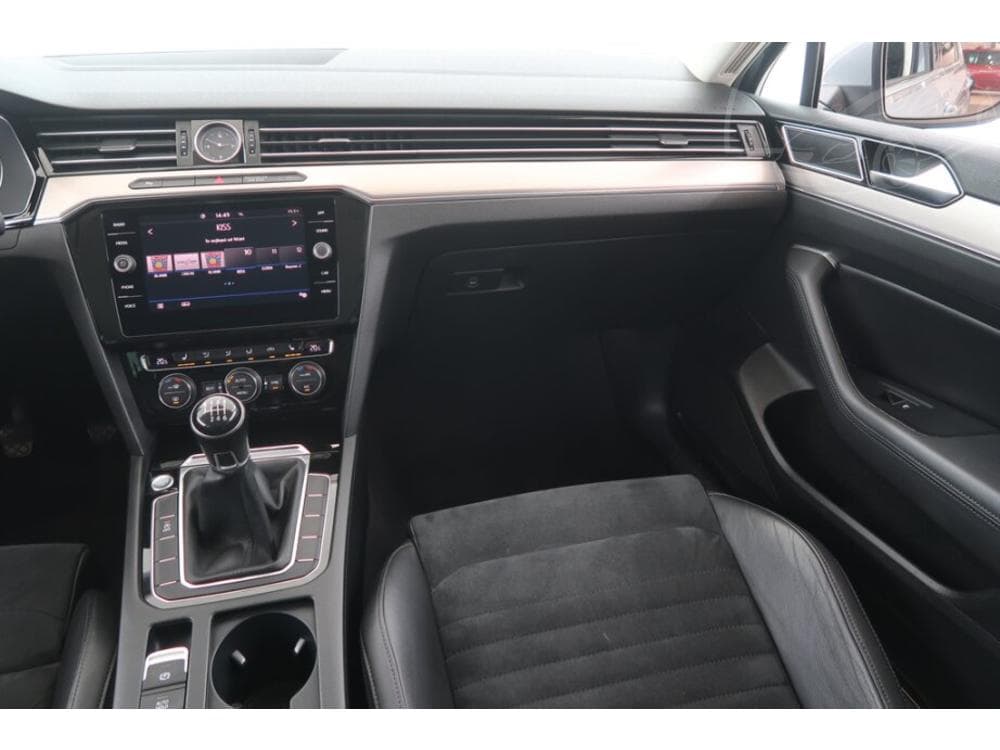 2019 Volkswagen Passat - 8