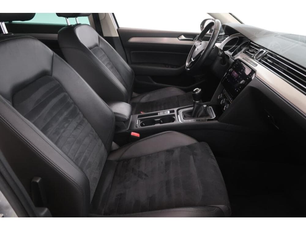 2019 Volkswagen Passat - 9