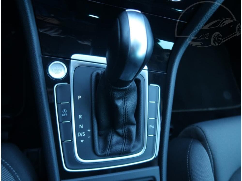 2020 Volkswagen Golf - 12