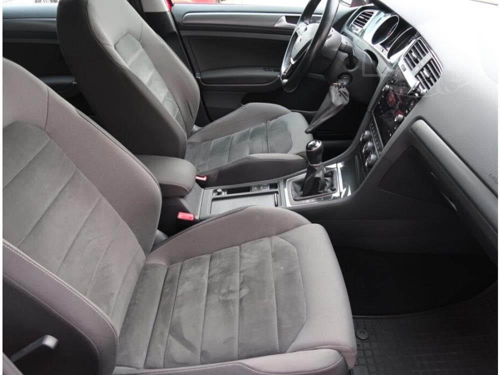 2019 Volkswagen Golf - 17