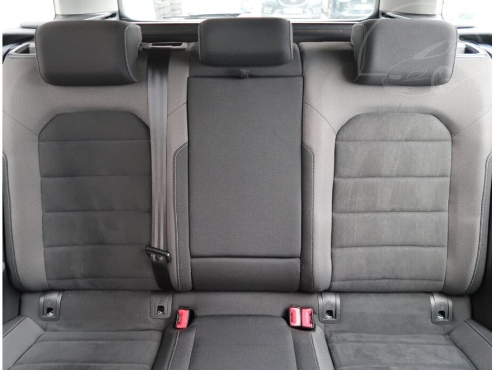 2019 Volkswagen Golf - 19