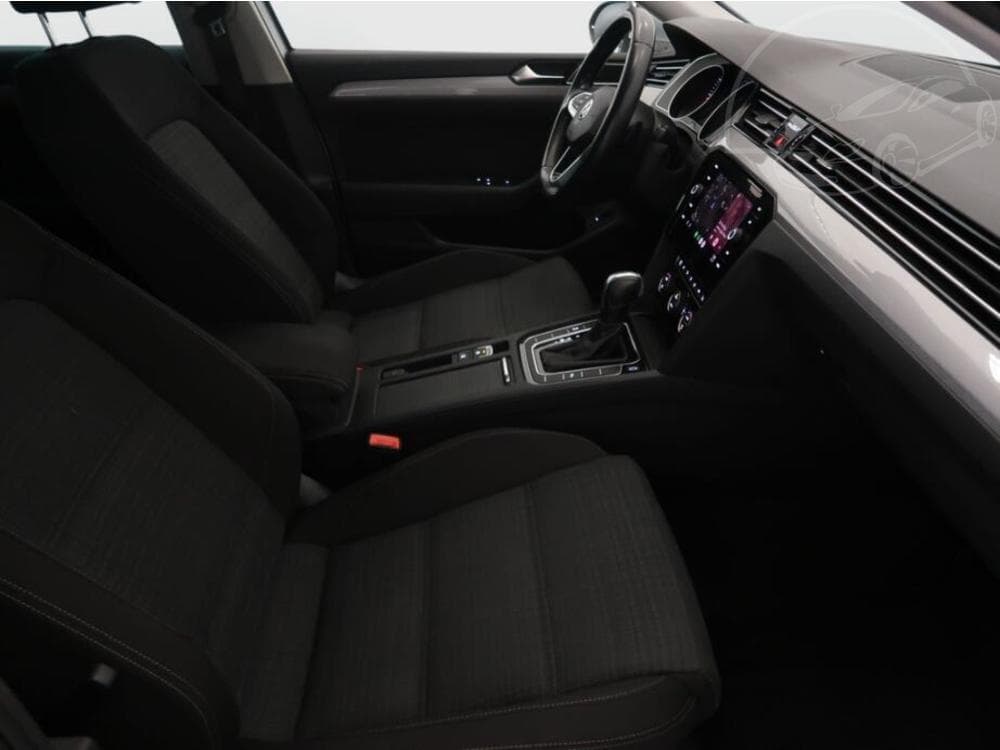 2019 Volkswagen PASSAT - 9