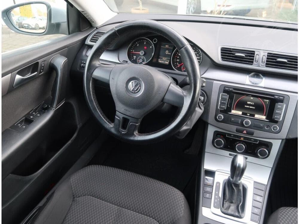 2012 Volkswagen PASSAT - 7