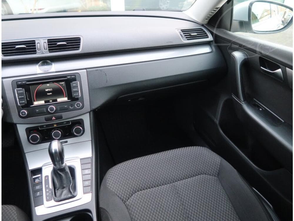 2012 Volkswagen PASSAT - 8