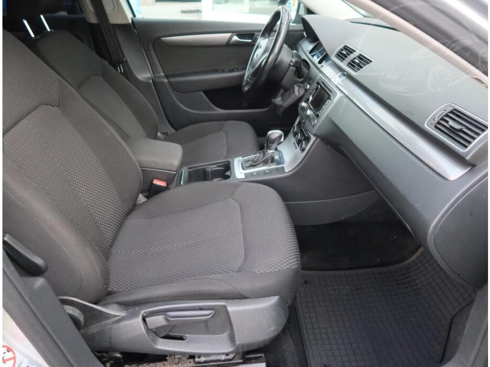2012 Volkswagen PASSAT - 9