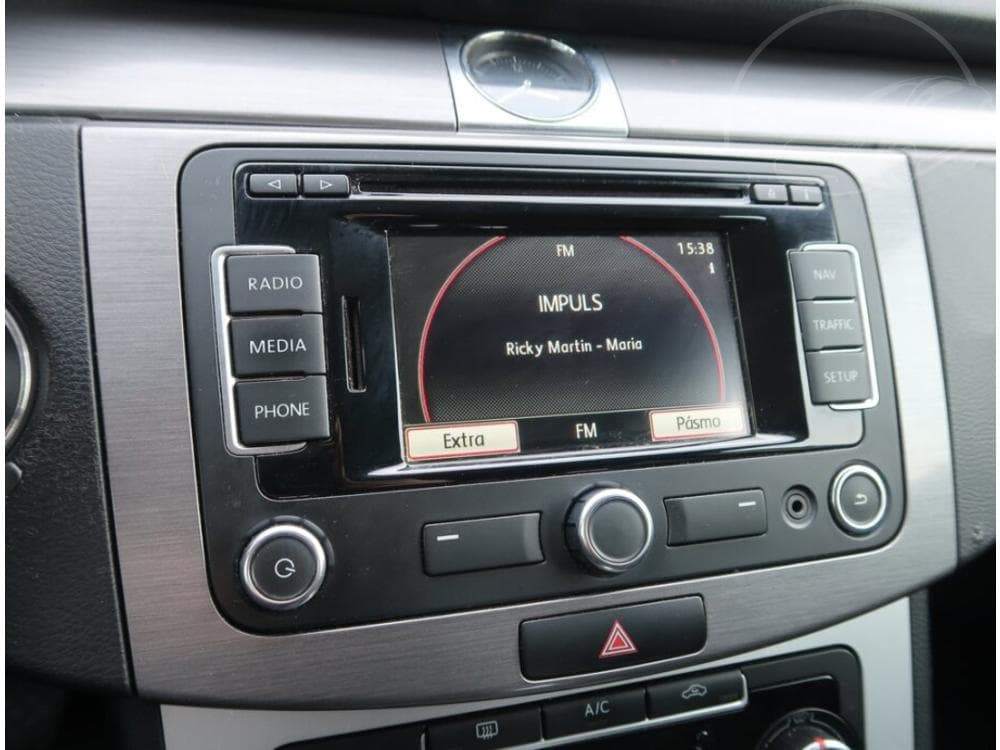 2012 Volkswagen PASSAT - 12