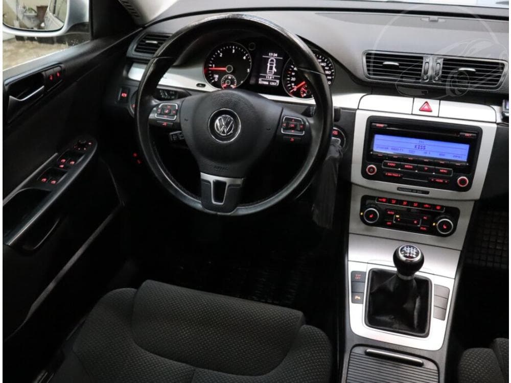 2010 Volkswagen PASSAT - 7