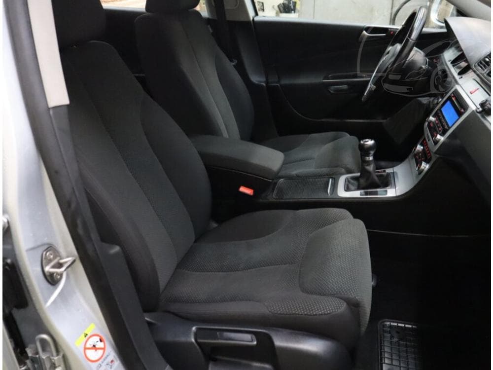 2010 Volkswagen PASSAT - 9