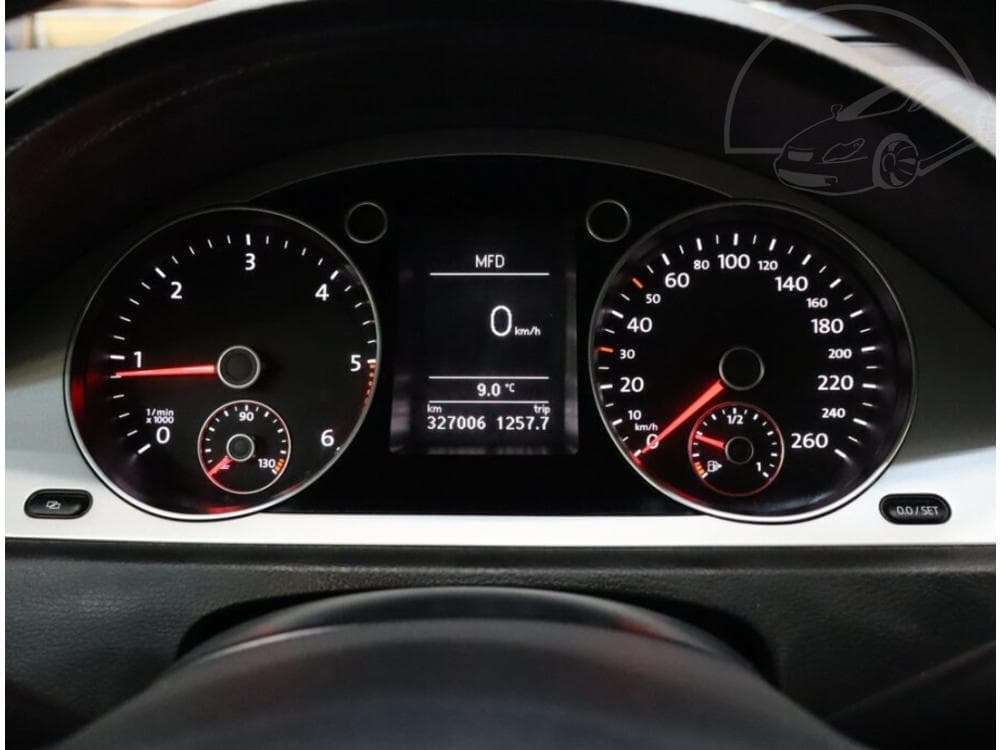 2010 Volkswagen PASSAT - 11