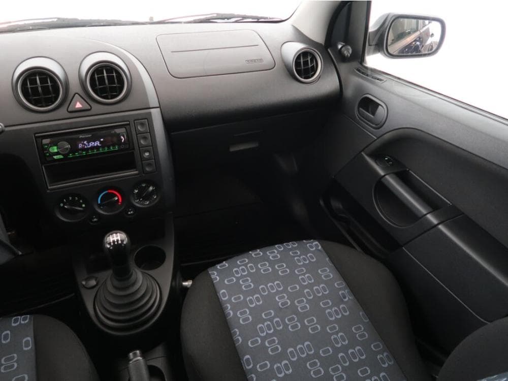 2005 Ford Fiesta - 22
