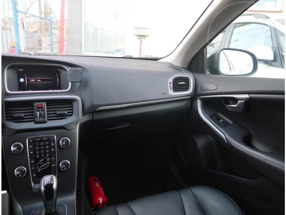 2017 Volvo V40 - 15