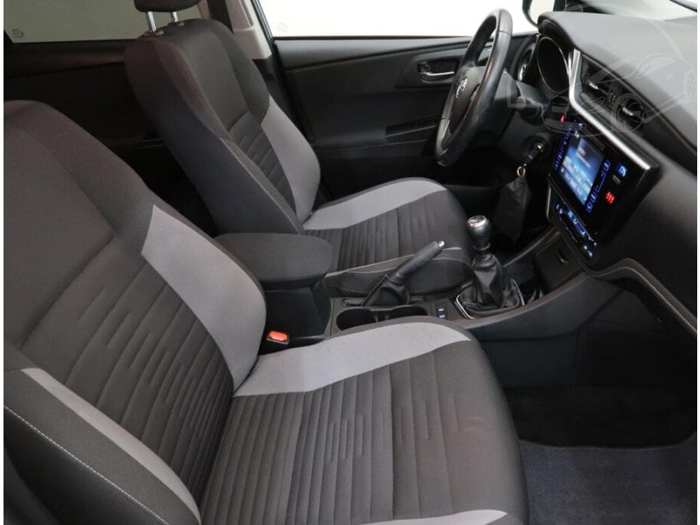 2017 Toyota Auris - 9