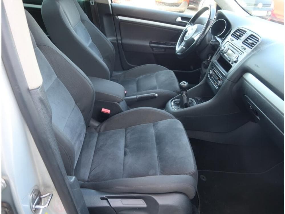 2010 Volkswagen GOLF - 9
