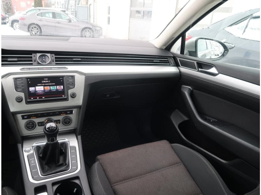 2016 Volkswagen PASSAT - 8