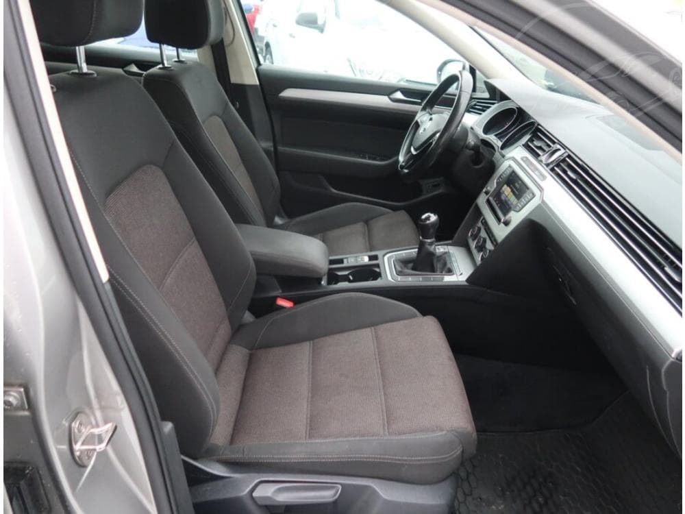 2016 Volkswagen PASSAT - 9