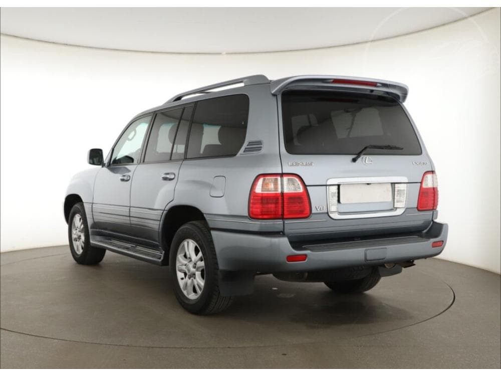 2004 Lexus LX - 10