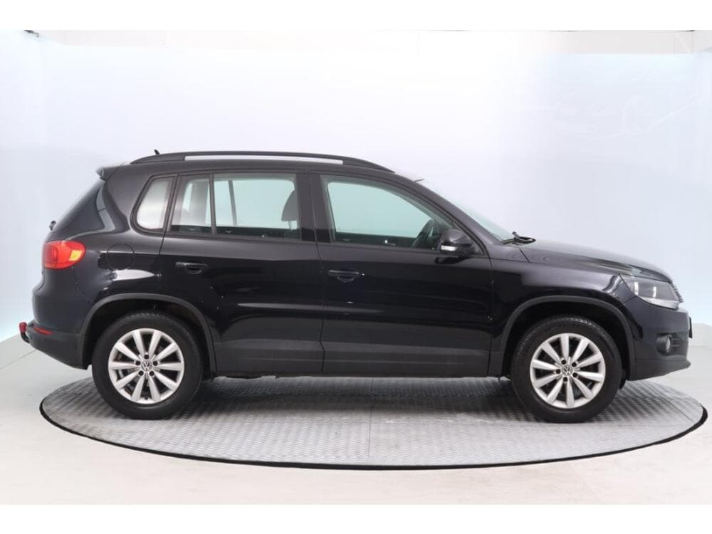 2012 Volkswagen TIGUAN - 11