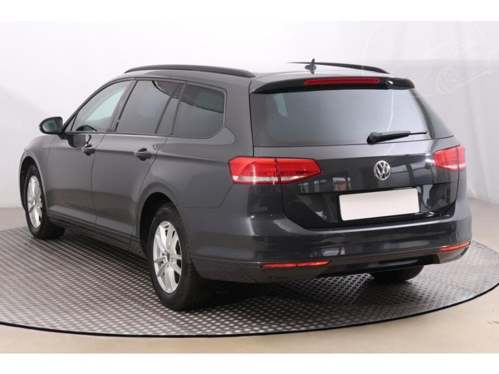 2018 Volkswagen PASSAT - 4