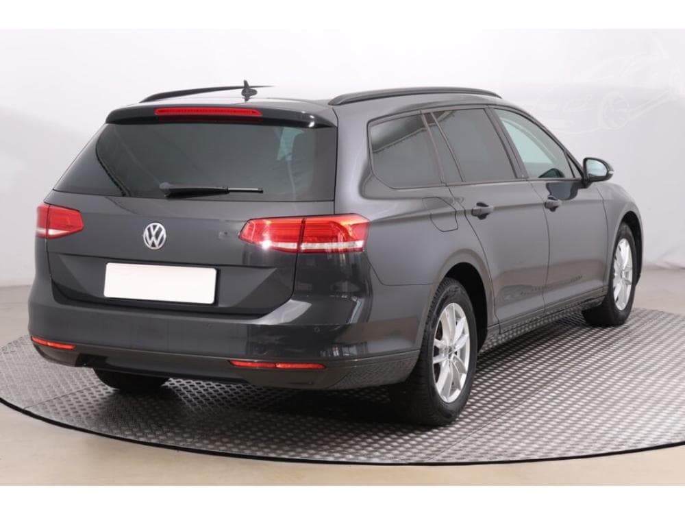 2018 Volkswagen PASSAT - 5