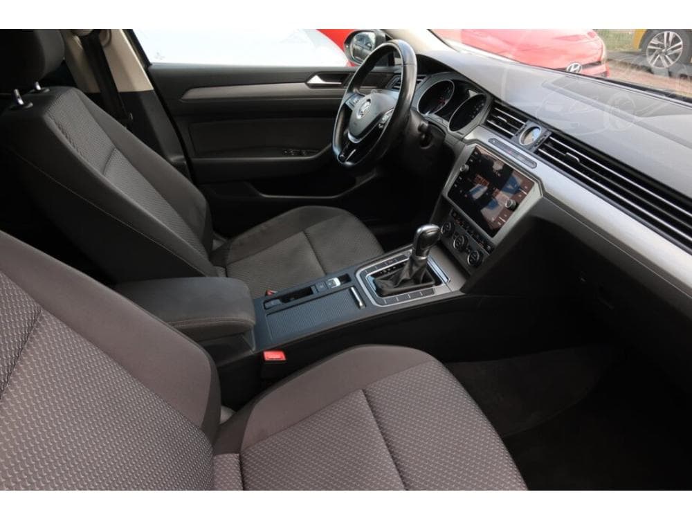 2018 Volkswagen PASSAT - 9