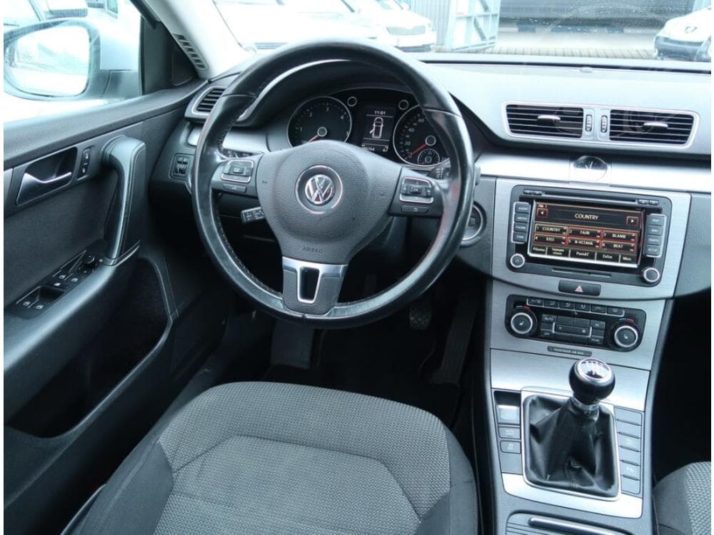 2011 Volkswagen PASSAT - 25