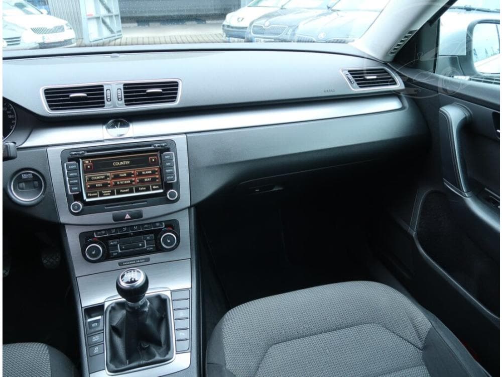 2011 Volkswagen PASSAT - 29