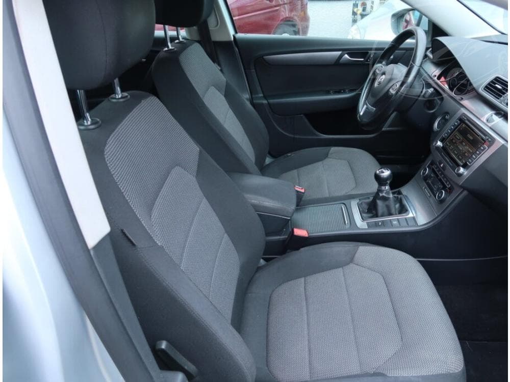 2011 Volkswagen PASSAT - 33
