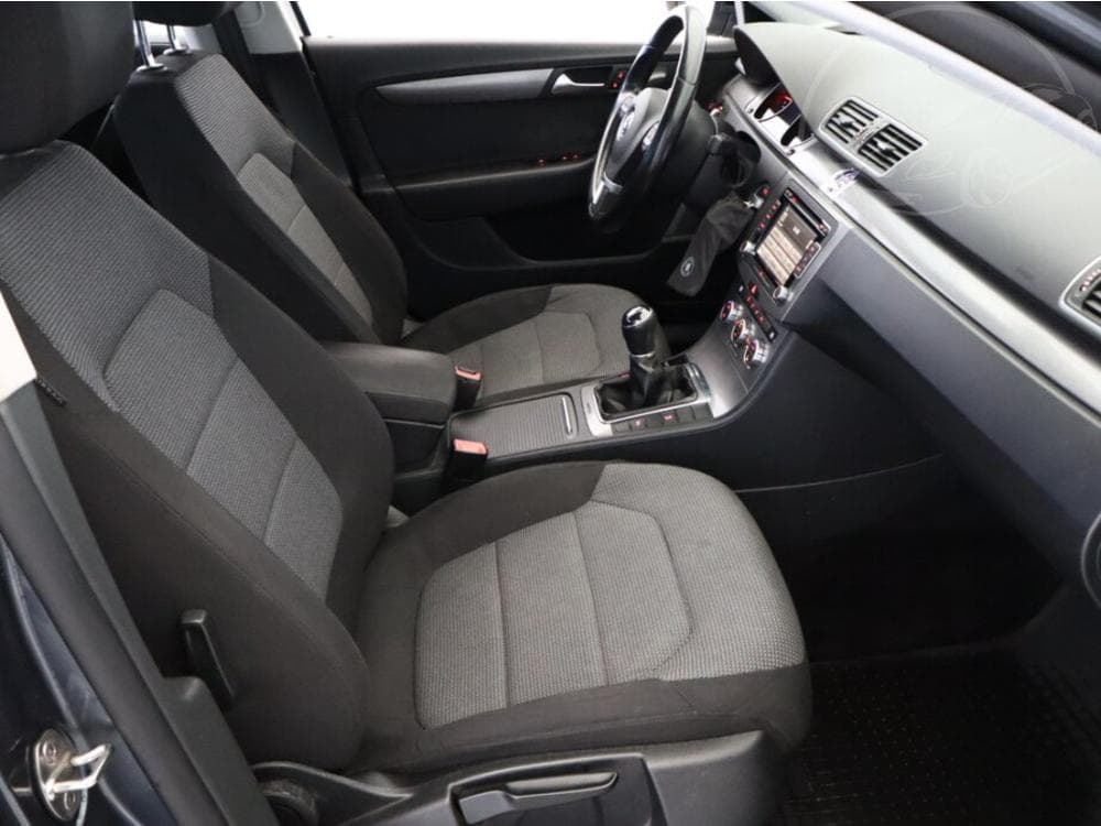 2012 Volkswagen PASSAT - 25