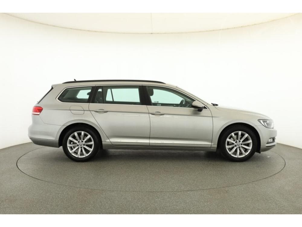 2015 Volkswagen PASSAT - 11