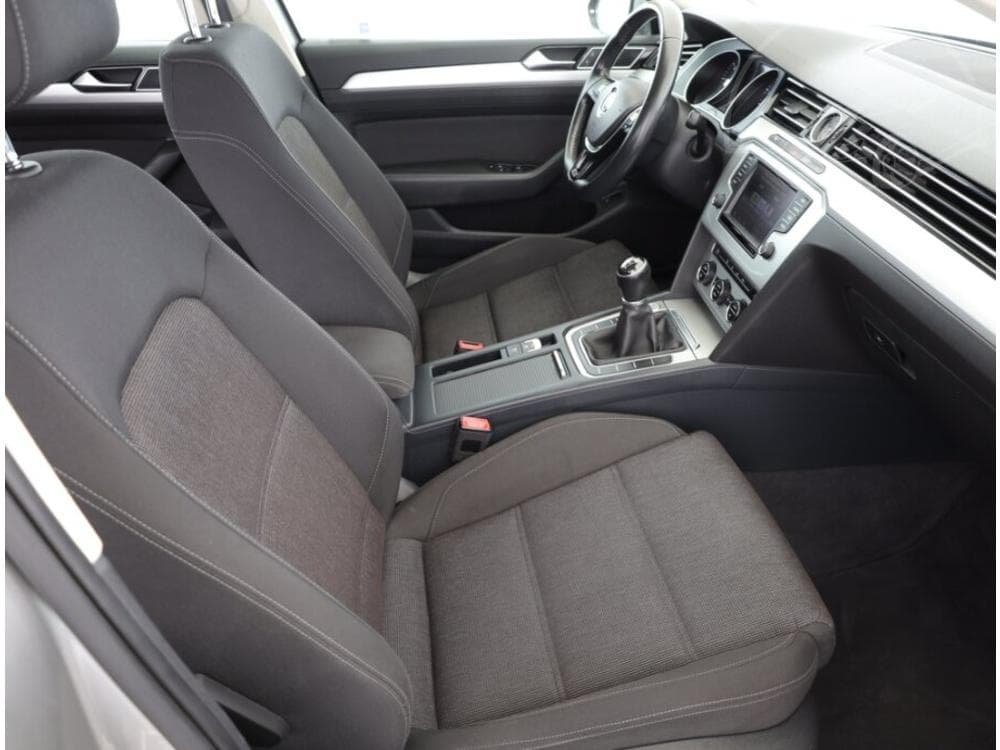 2015 Volkswagen PASSAT - 13