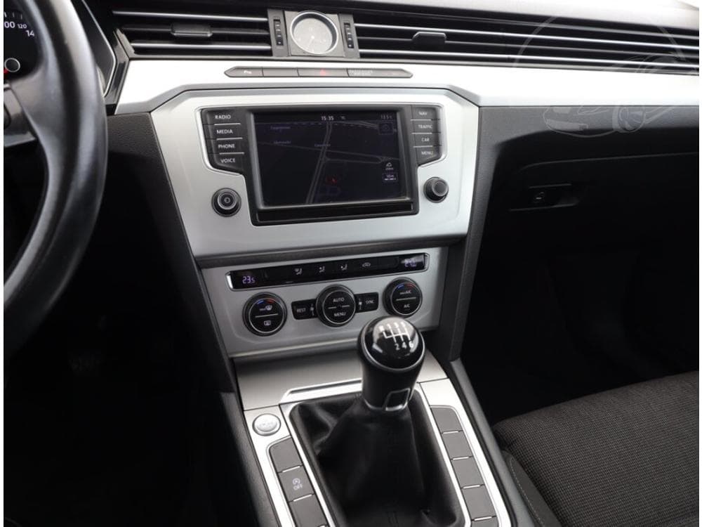 2015 Volkswagen PASSAT - 19