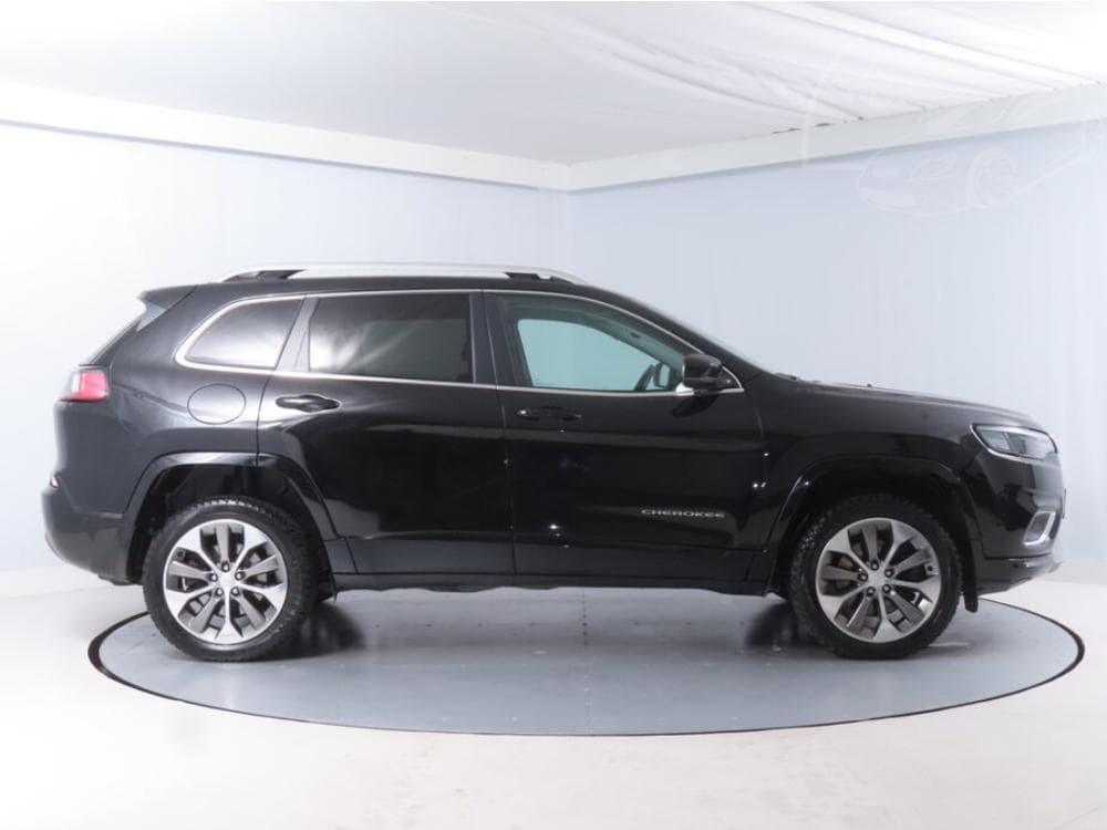 2019 Jeep CHEROKEE - 11