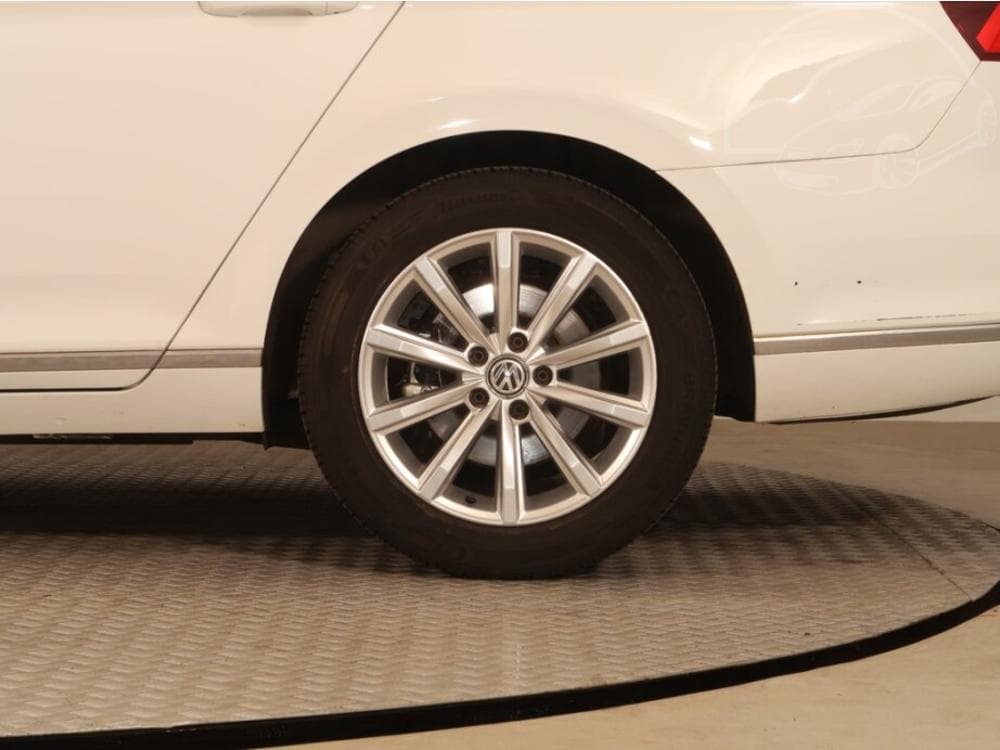 2016 Volkswagen PASSAT - 29