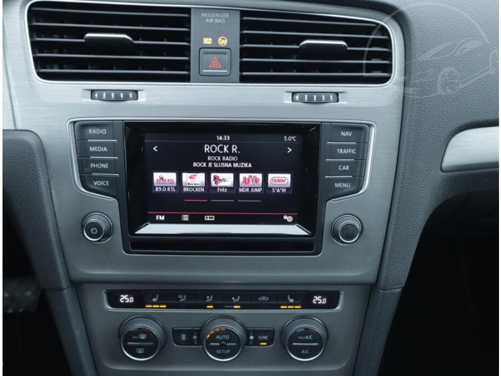 2013 Volkswagen GOLF - 23