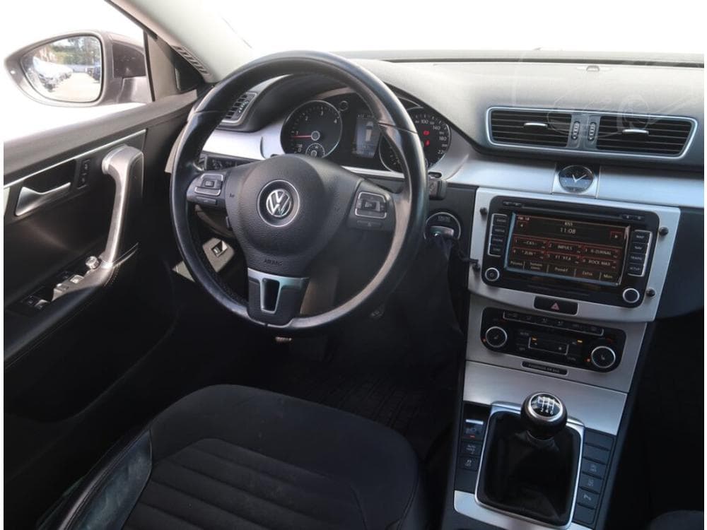 2011 Volkswagen PASSAT - 7