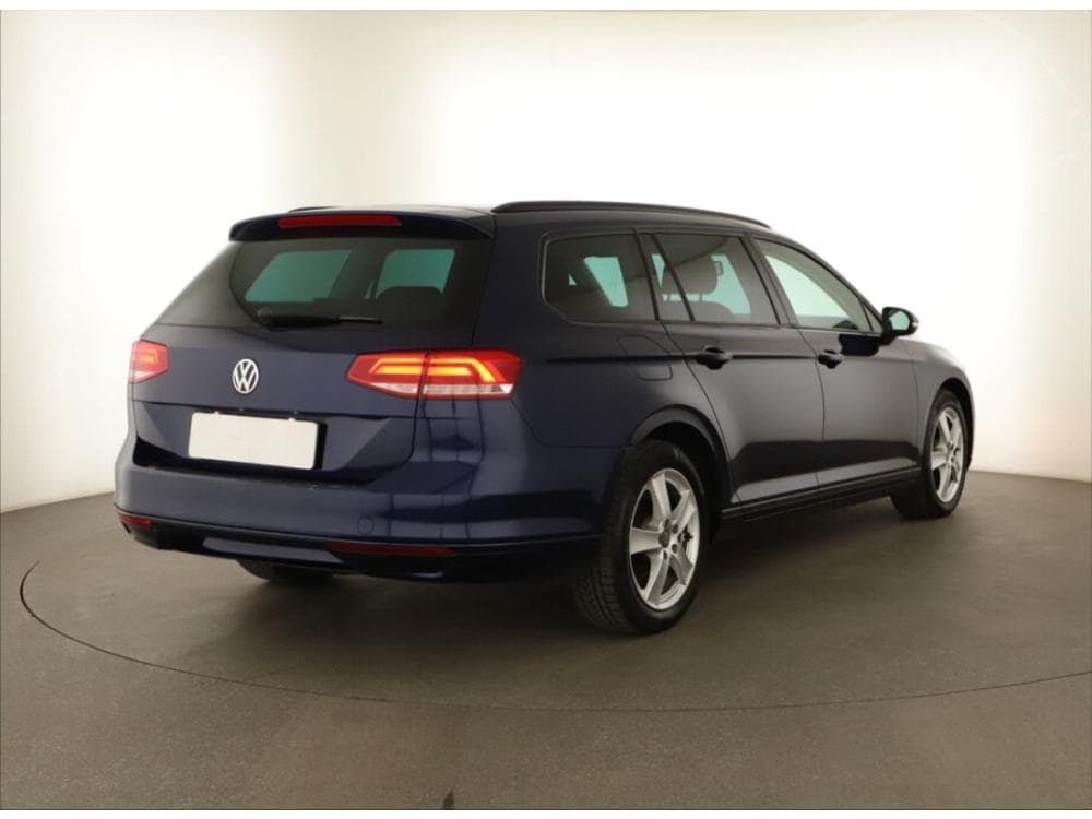 2018 Volkswagen PASSAT - 9