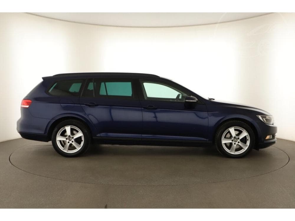 2018 Volkswagen PASSAT - 11