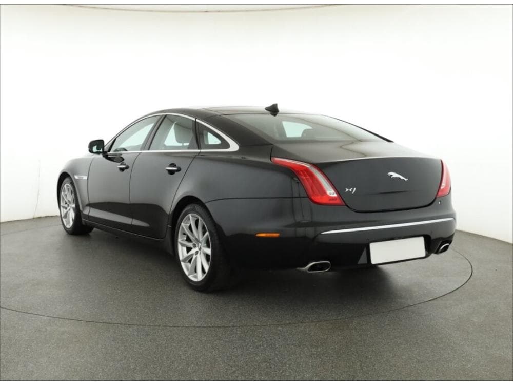 2013 Jaguar XJ - 13