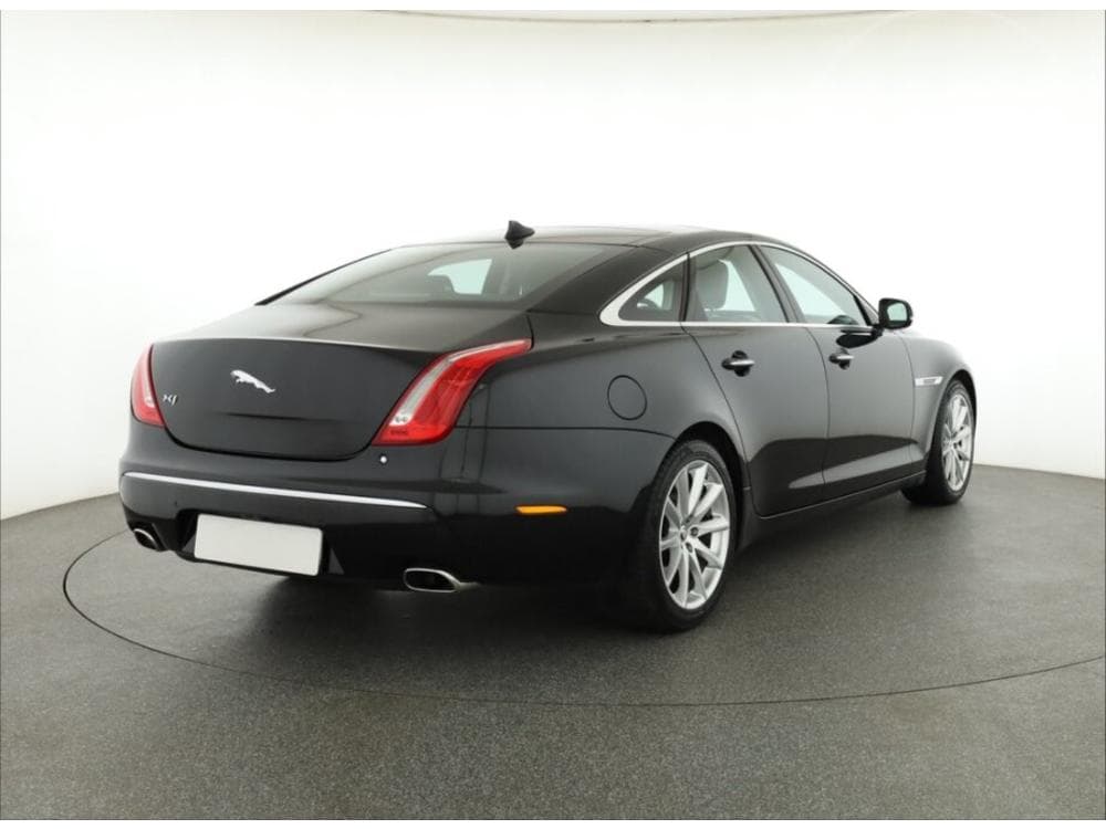 2013 Jaguar XJ - 17