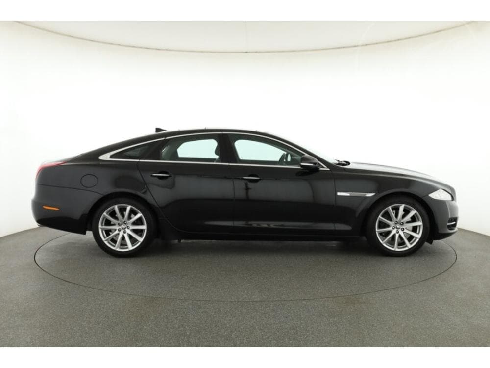 2013 Jaguar XJ - 21