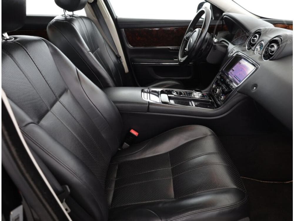 2013 Jaguar XJ - 25
