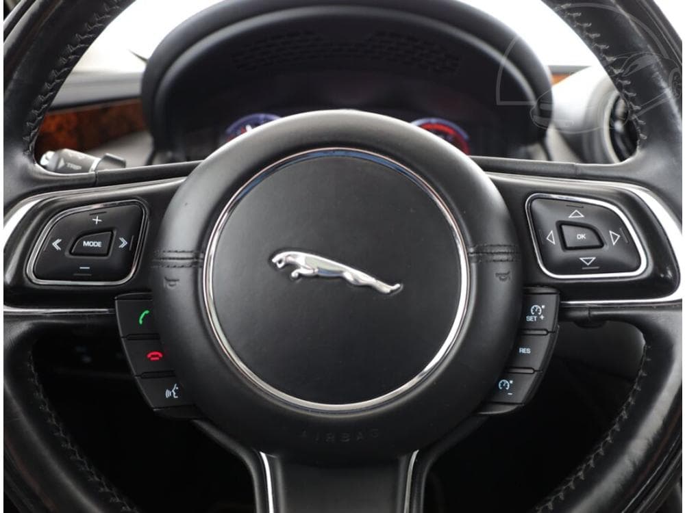 2013 Jaguar XJ - 29